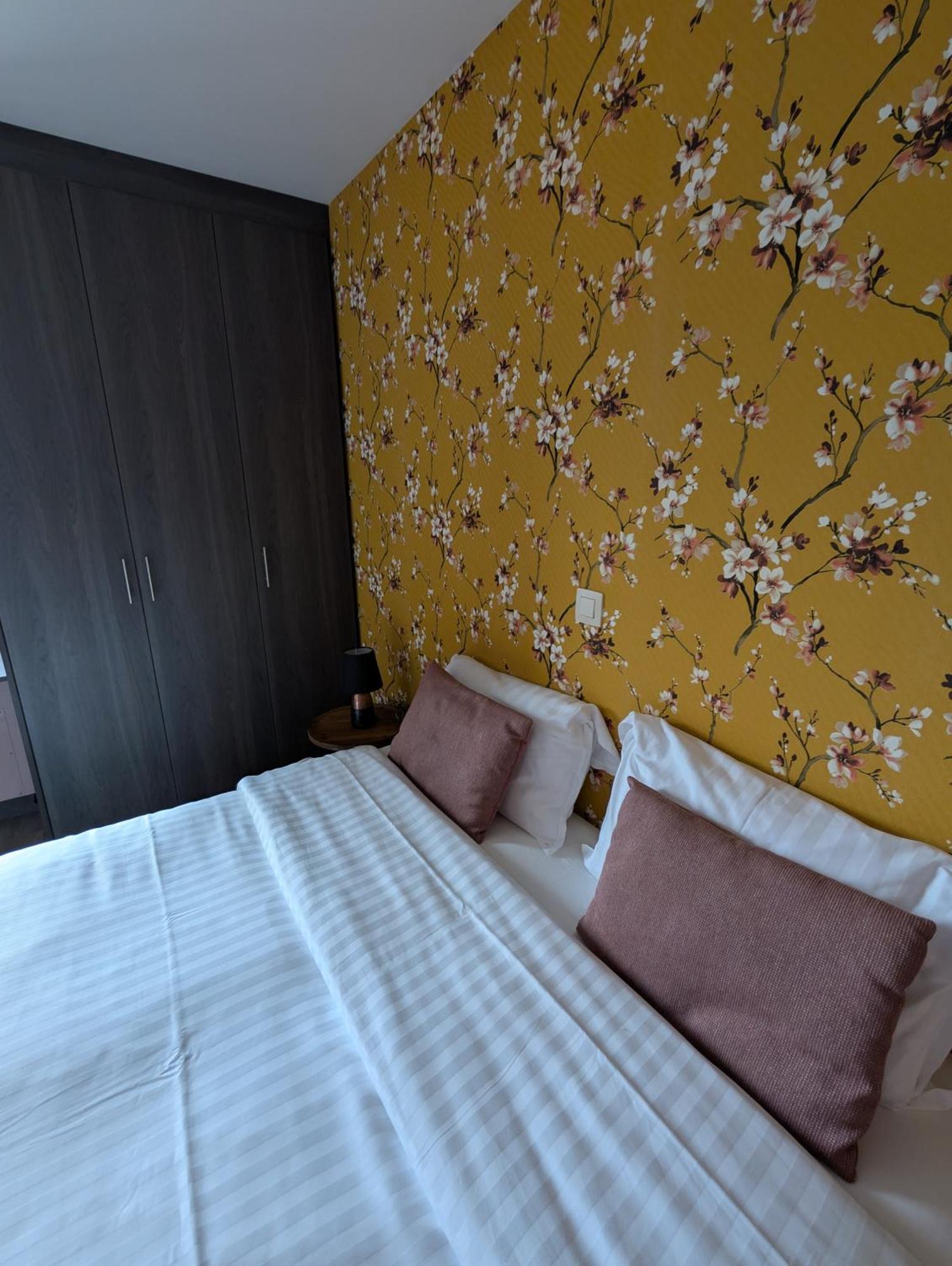 Hotel A Fleur De Couette Auvelais Exterior foto